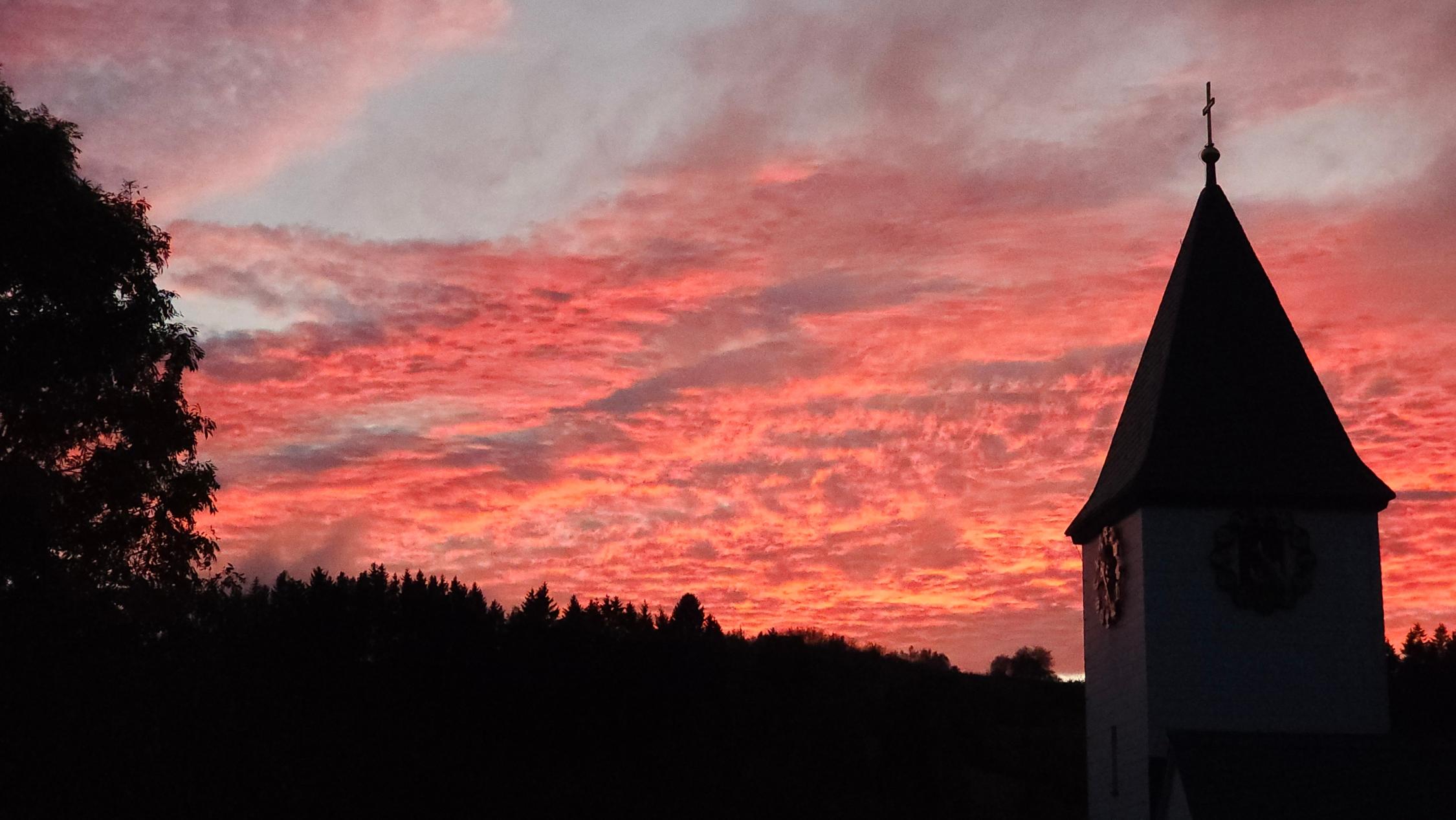 Kirche Herbst 2024