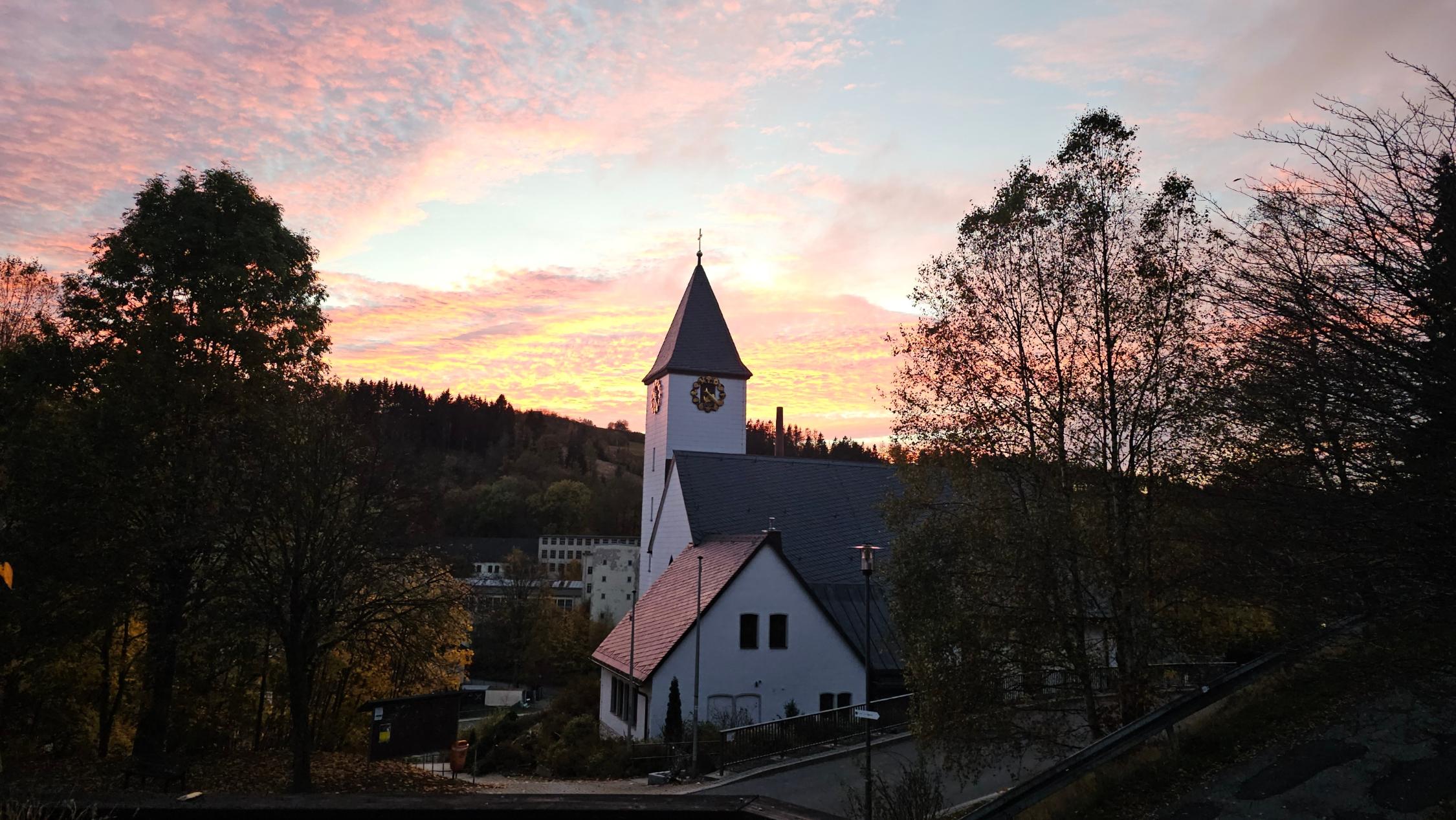 Kirche Herbst 2024